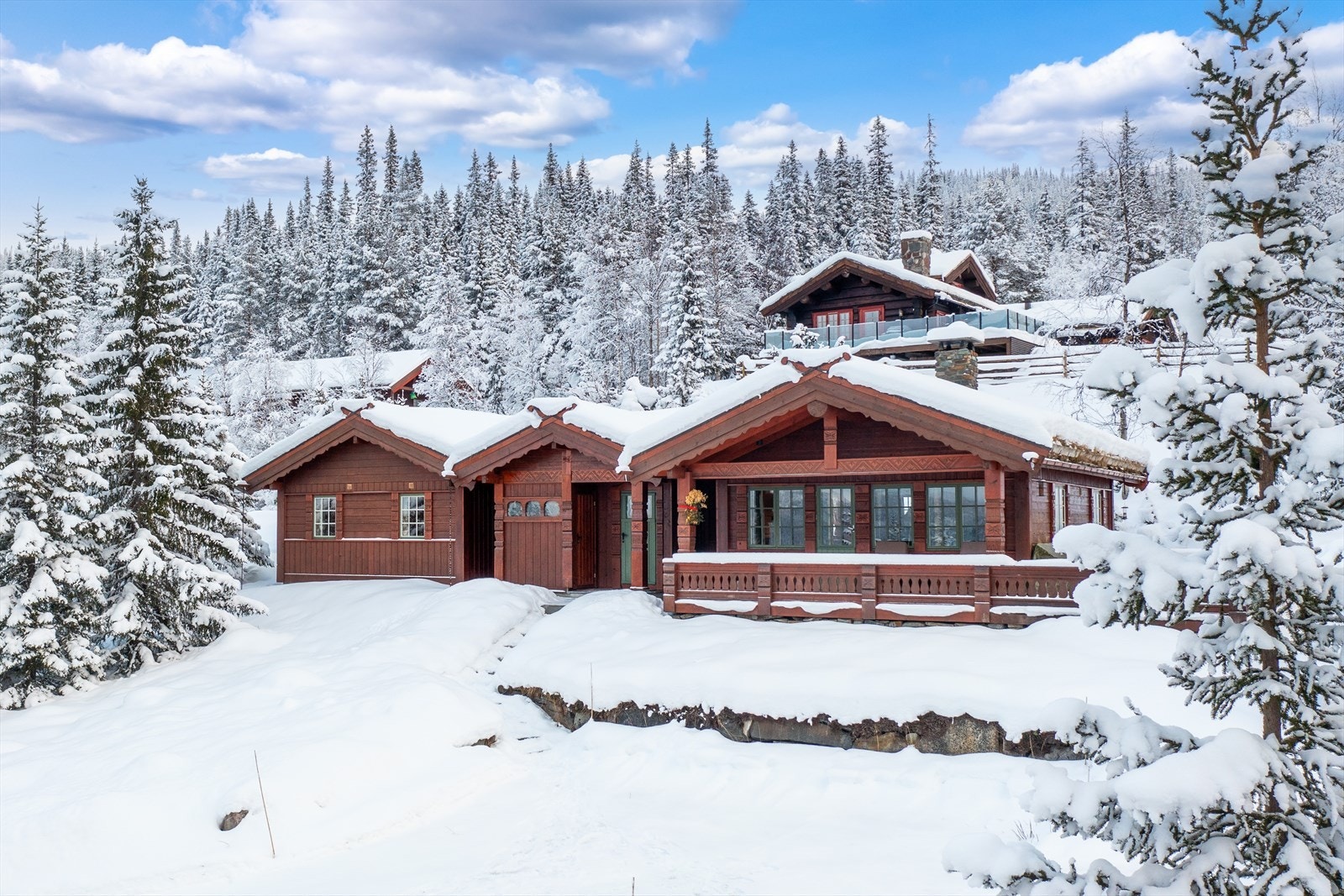 Flott hytte med klassiske detaljer og flotte utskjæringer Galleribilde