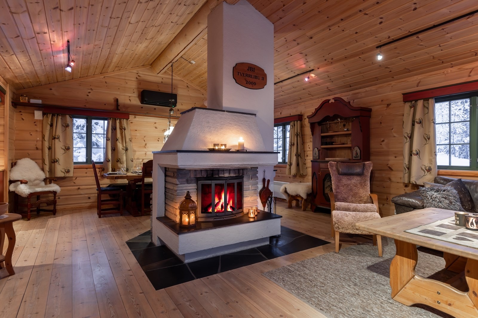 Pen murt peis med ildsted både mot stuen og spisestue Galleribilde