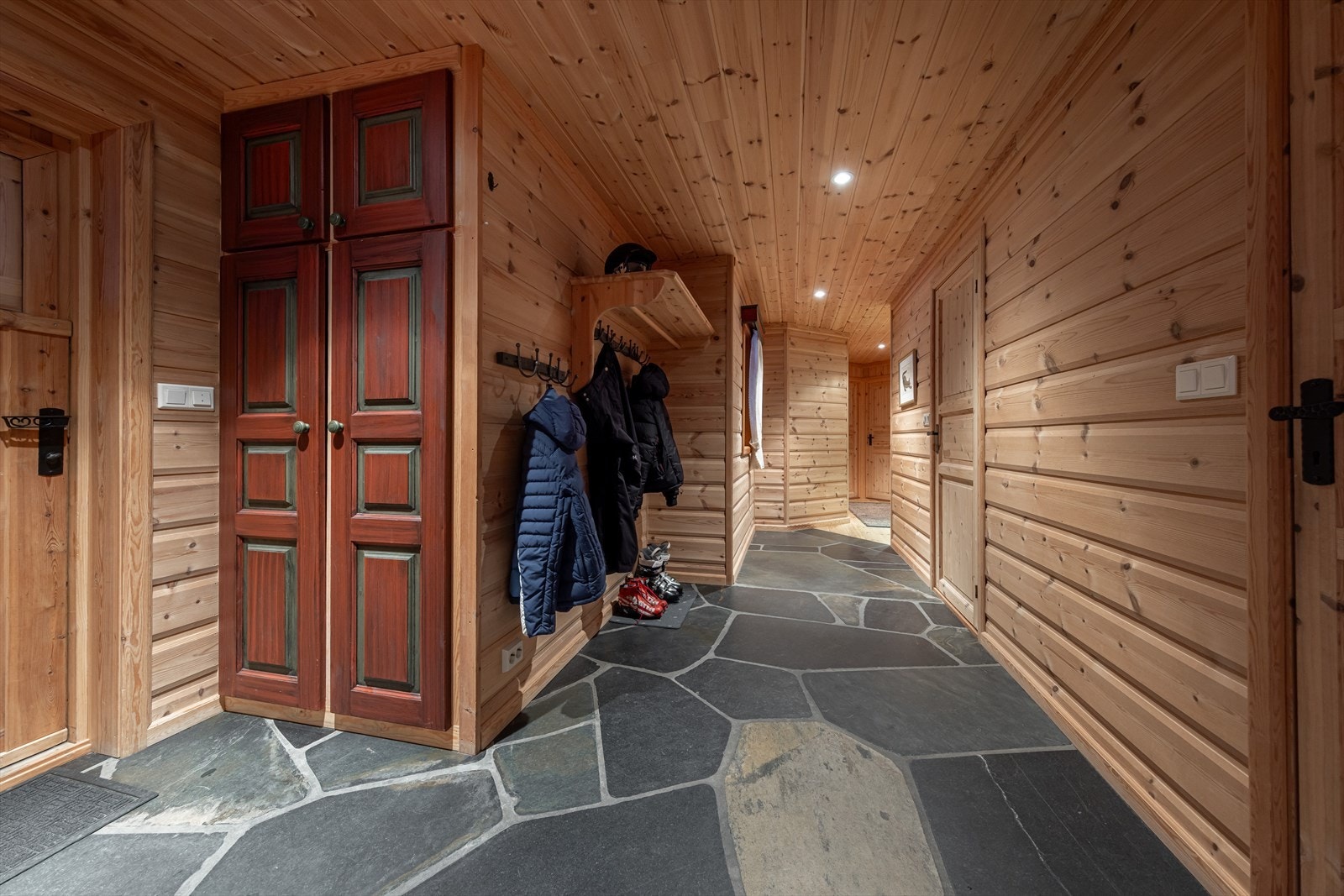 Stor flislagt entré med varmekabler Galleribilde