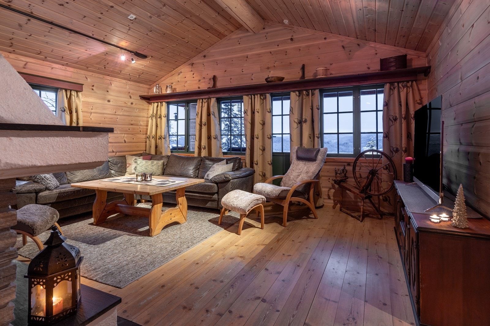 Romslig stue med utgang til terrassen Galleribilde