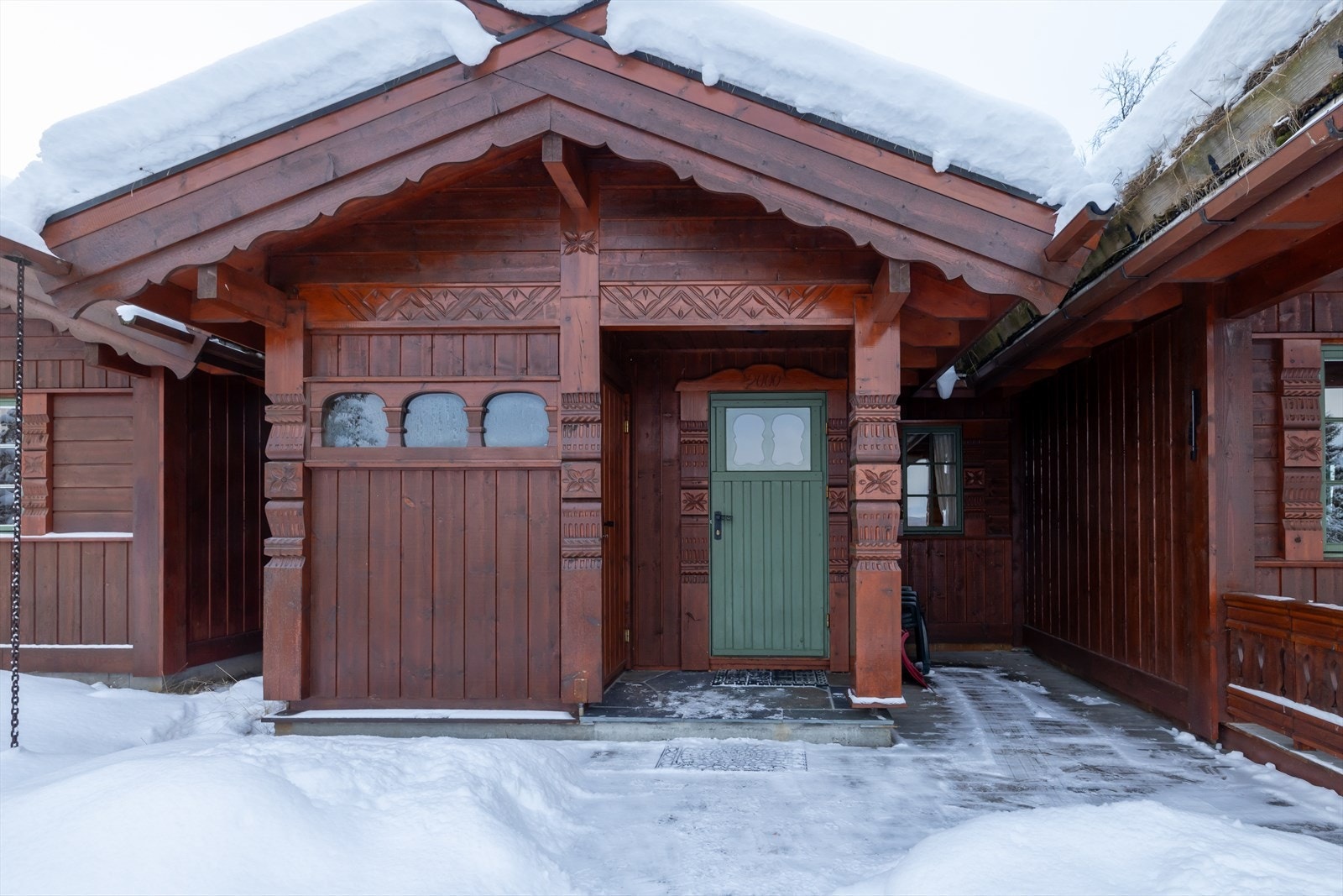 Velkommen inn! Legg merke til håndverket. Takrenner som går gjennom vindskiene, takrenner i tre og kraftig dimensjon. Bygd for å vare! Galleribilde