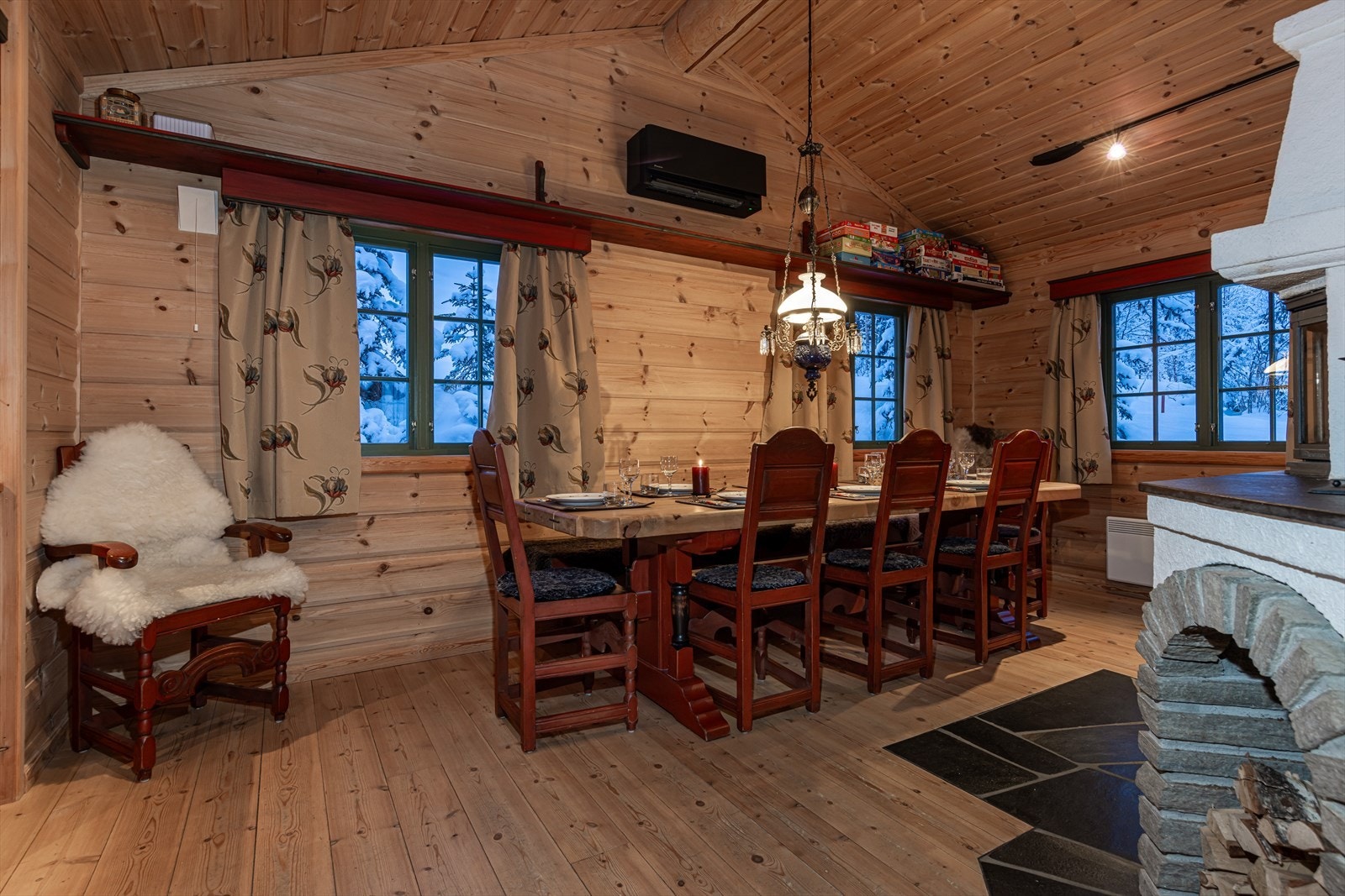 Stor spisestue med plass til hele storfamilien. Praktisk varmepumpe holder en jevn varme i hytta hele året Galleribilde