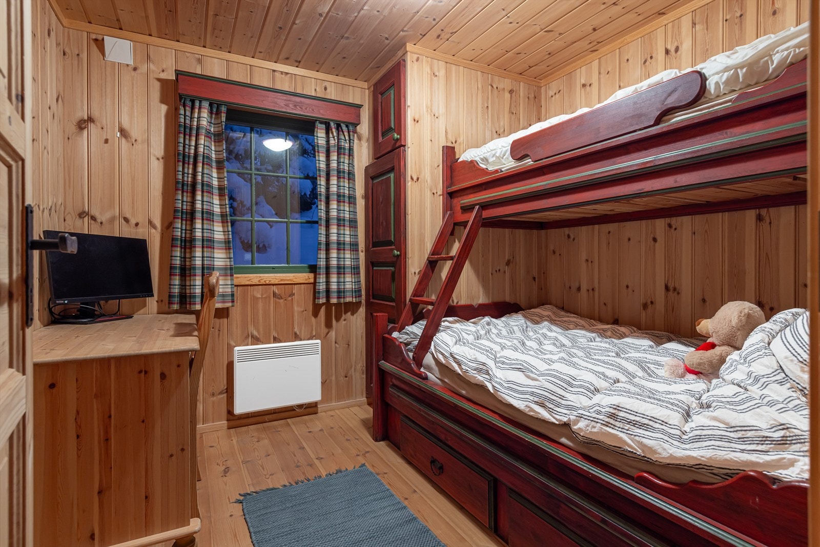 Soverom to med praktisk familiekøye Galleribilde