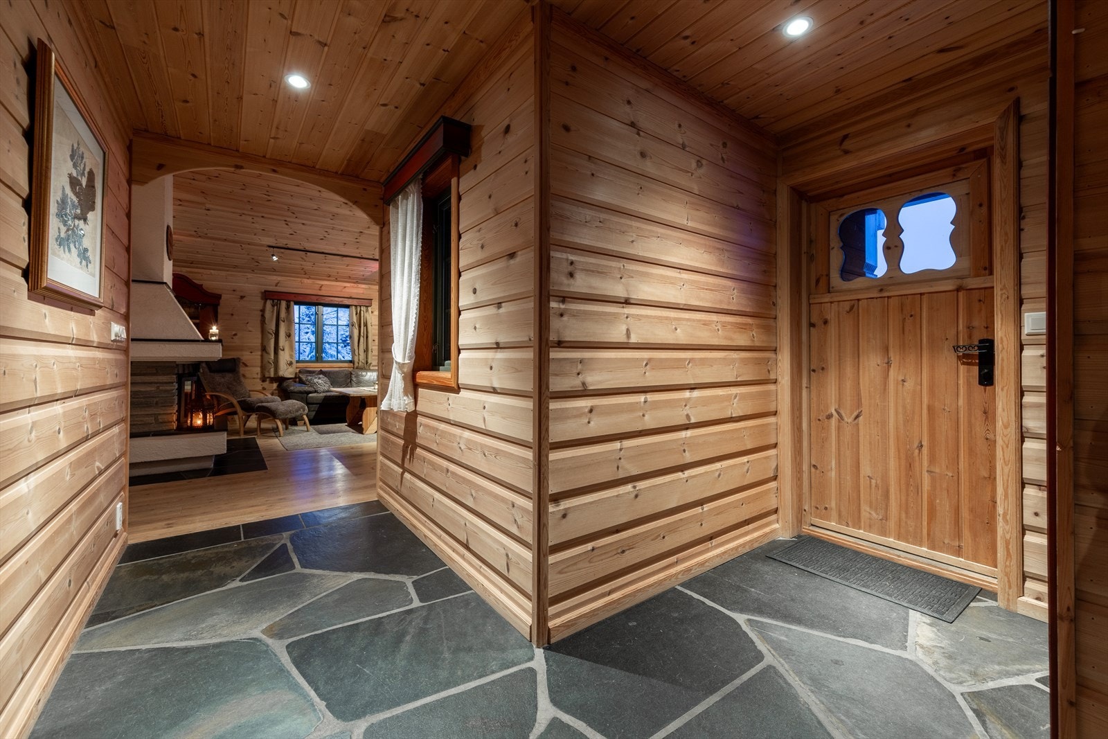 Luftig planløsning med liggende tømmerpanel. Gir et røft uttrykk Galleribilde