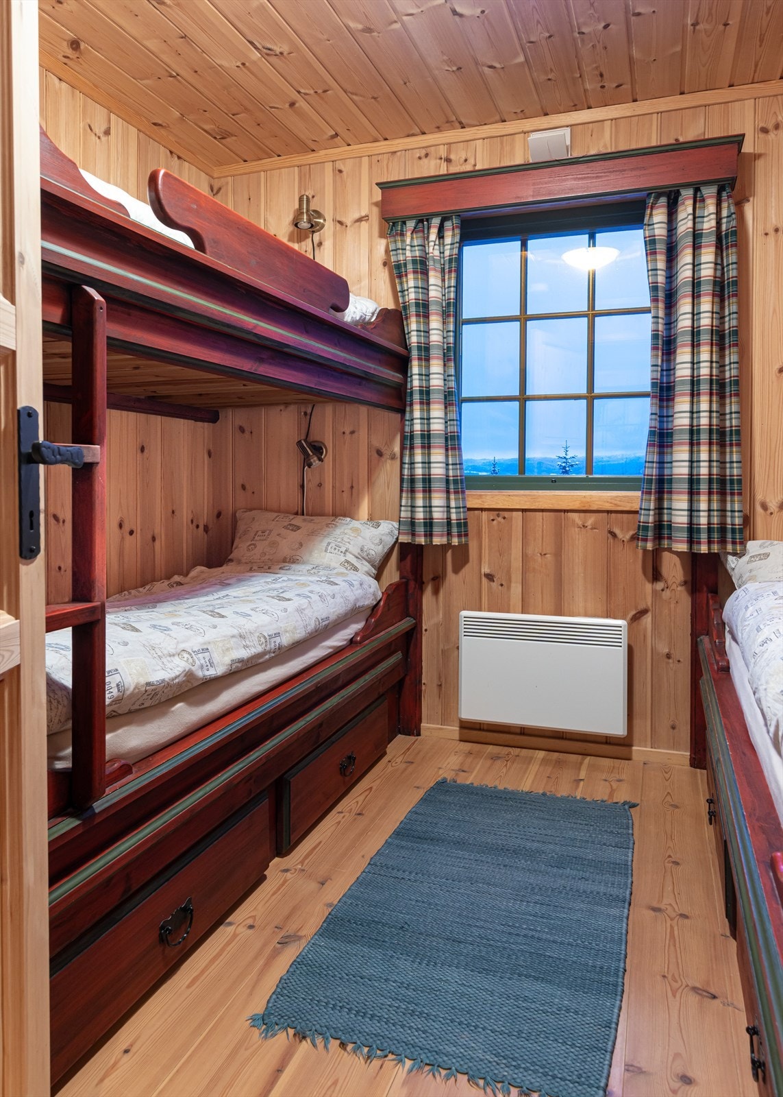 Soverom tre med familiekøye og enkeltseng Galleribilde