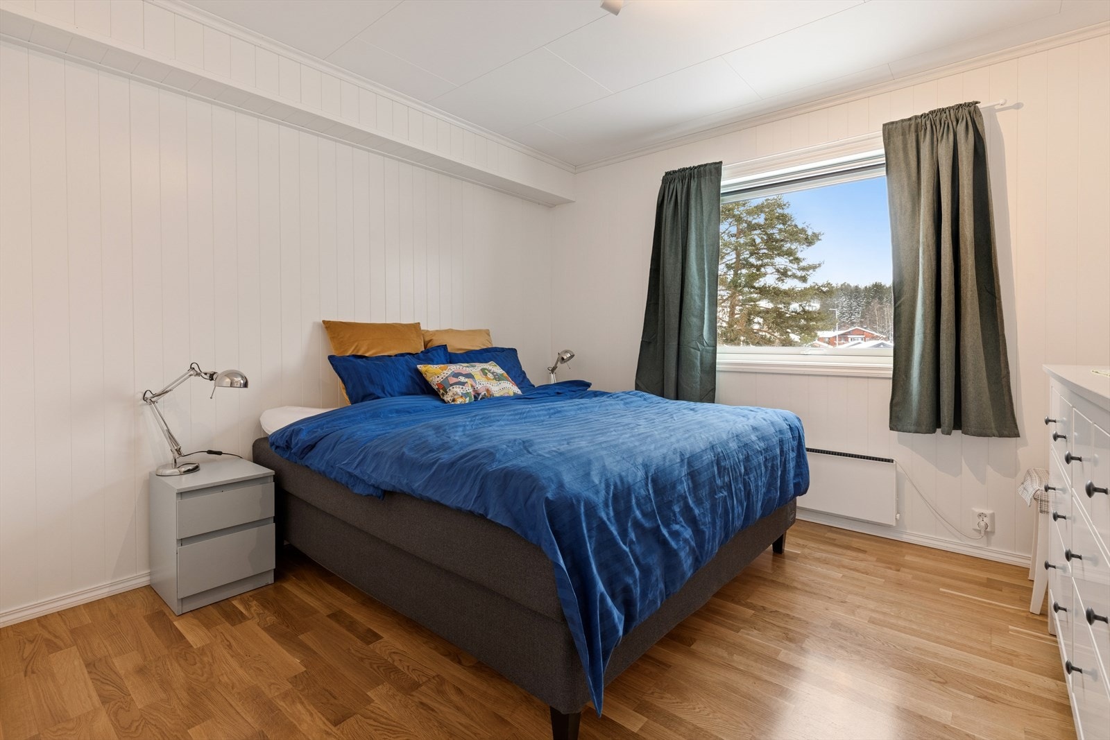 Hovedsoverommet er romslig og på hele 13 m² . Balansert ventilasjon gir godt inneklima. Galleribilde