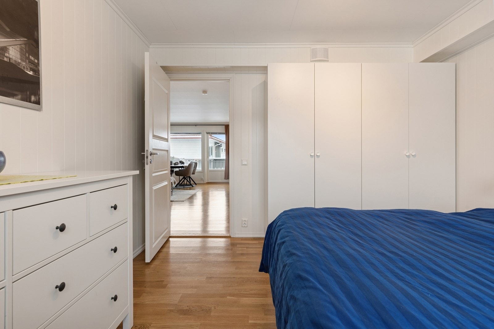 På hovedsoverommet er det medfølgende dobbelt garderobeskap. Det er god plass til kommodeløsning, om det ønskes. Galleribilde