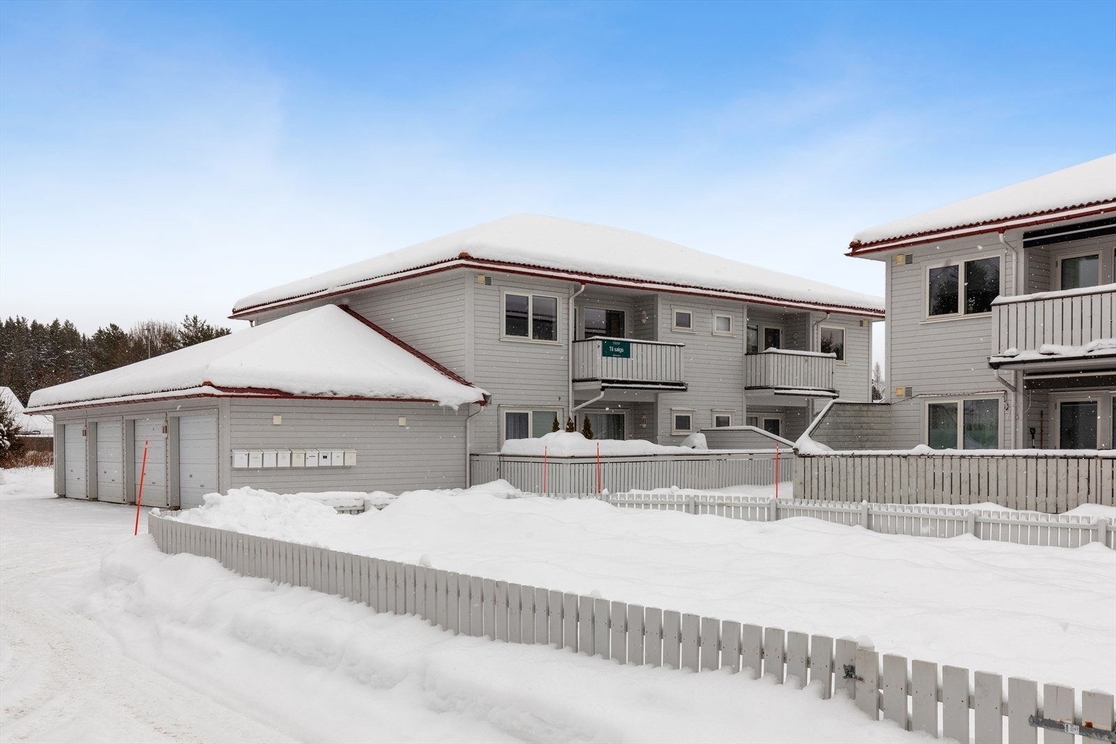 Sameiet består av 12 leiligheter i 2 bygg. Det er fine fellesarealer og inngjerdet lekeplass på sameiets tomt. Galleribilde