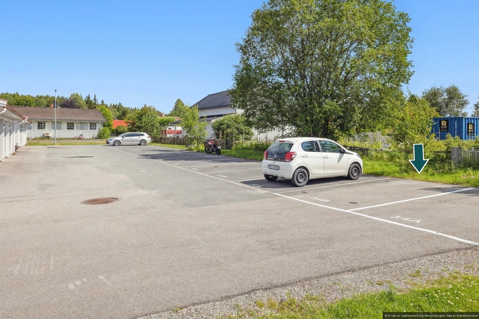 Det medfølger ekstra utendørs P-plass til leiligheten, på asfaltert område som er merket med 34B. Galleribilde