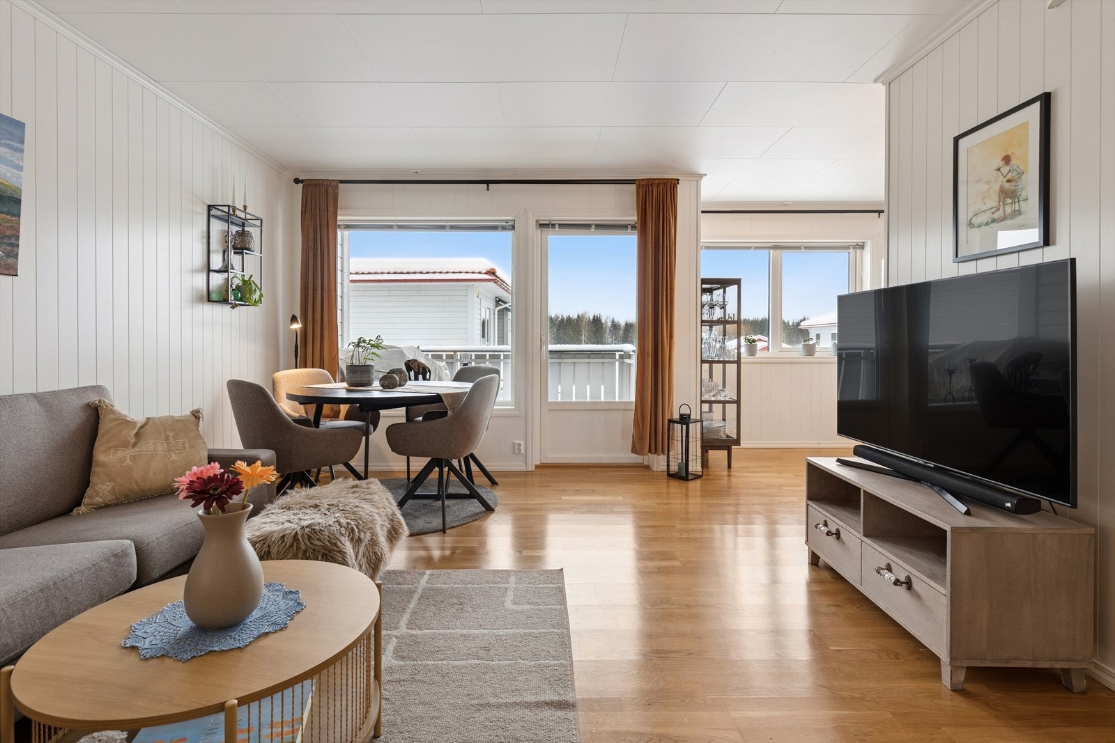 Stuen gir rikelig med plass til både sofa og spisebord, noe som gjør det til et perfekt sted for avslapning og samvær med familie og venner. Galleribilde