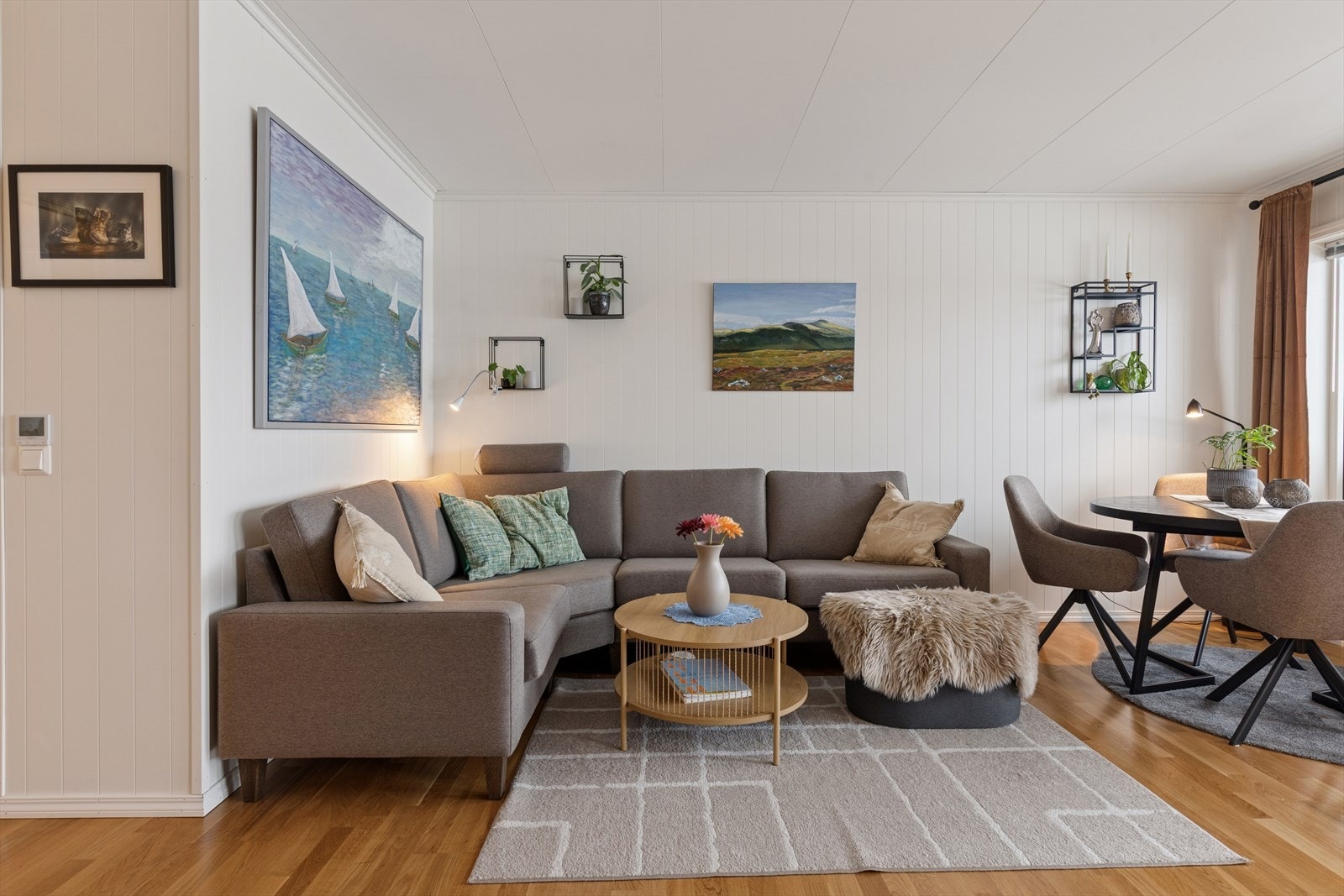 Stuen kan innredes i flere soner. Det er eikeparkett på gulvene. Galleribilde