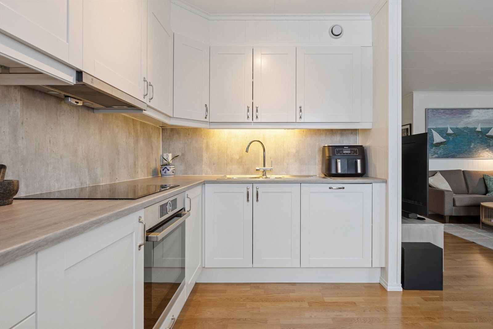 Kjøkkenet har en delikat og klassisk innredning, med rikelig med skap- og benkeplass som gir både funksjonalitet og estetikk til matlagingen. Galleribilde