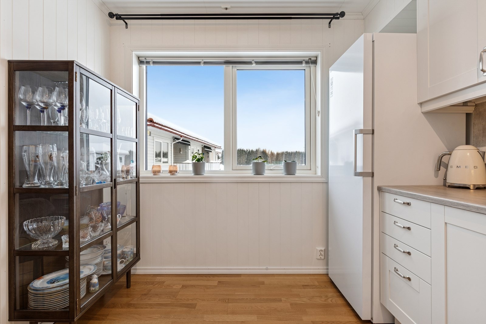 Det er plass til et spisebord ved vinduet på kjøkkenet om det er ønskelig. Galleribilde