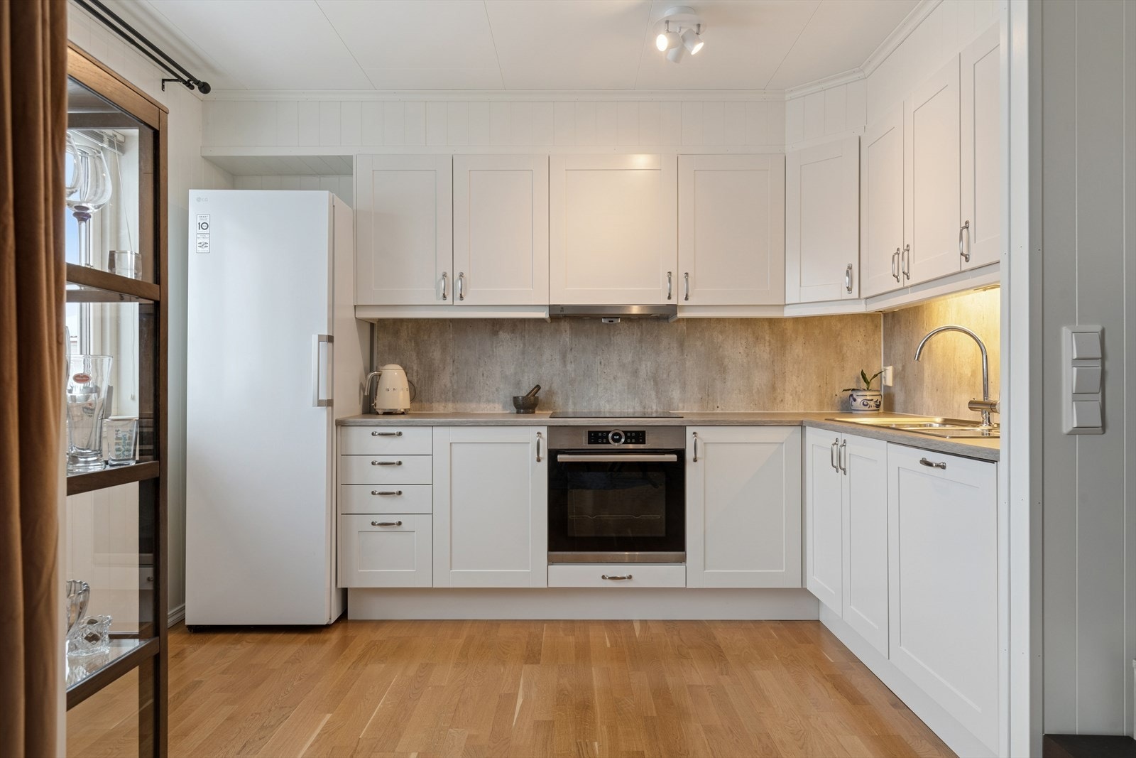 Det er godt med skuffer, skap- og benkeplass på kjøkkenet. Galleribilde