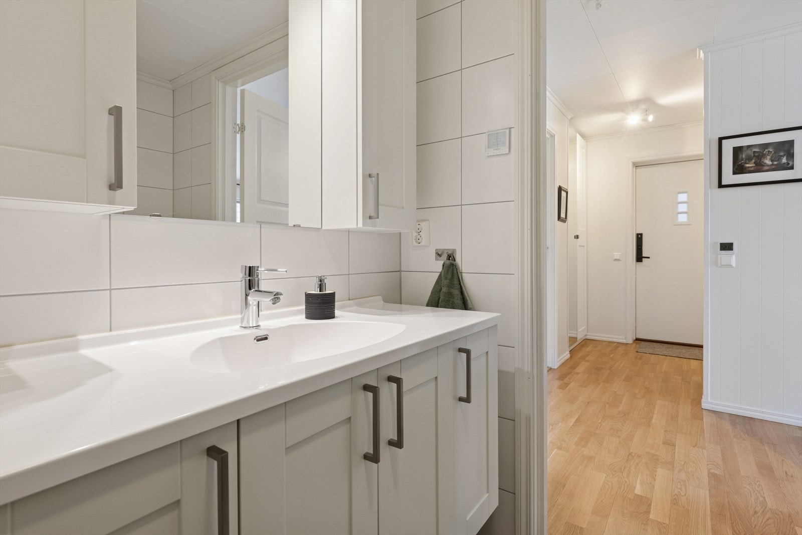 Servantinnredningen gir god oppbevaringsplass, noe som bidrar til et ryddig og funksjonelt baderom Galleribilde