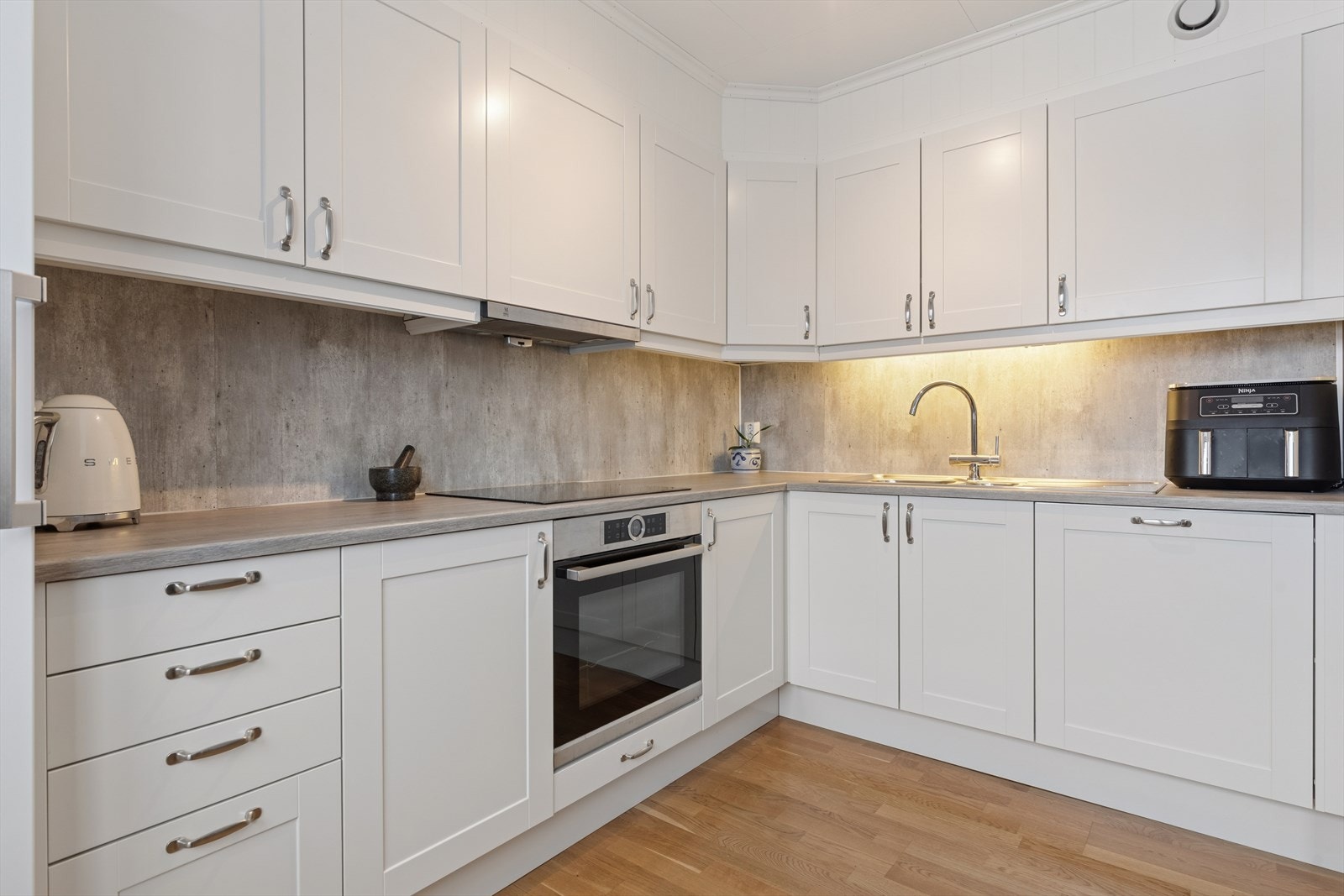 Hvitevarer som komfyr, koketopp og oppvaskmaskin følger med leiligheten, og det er nisje for et kombinert kjøl/fryseskap. Galleribilde