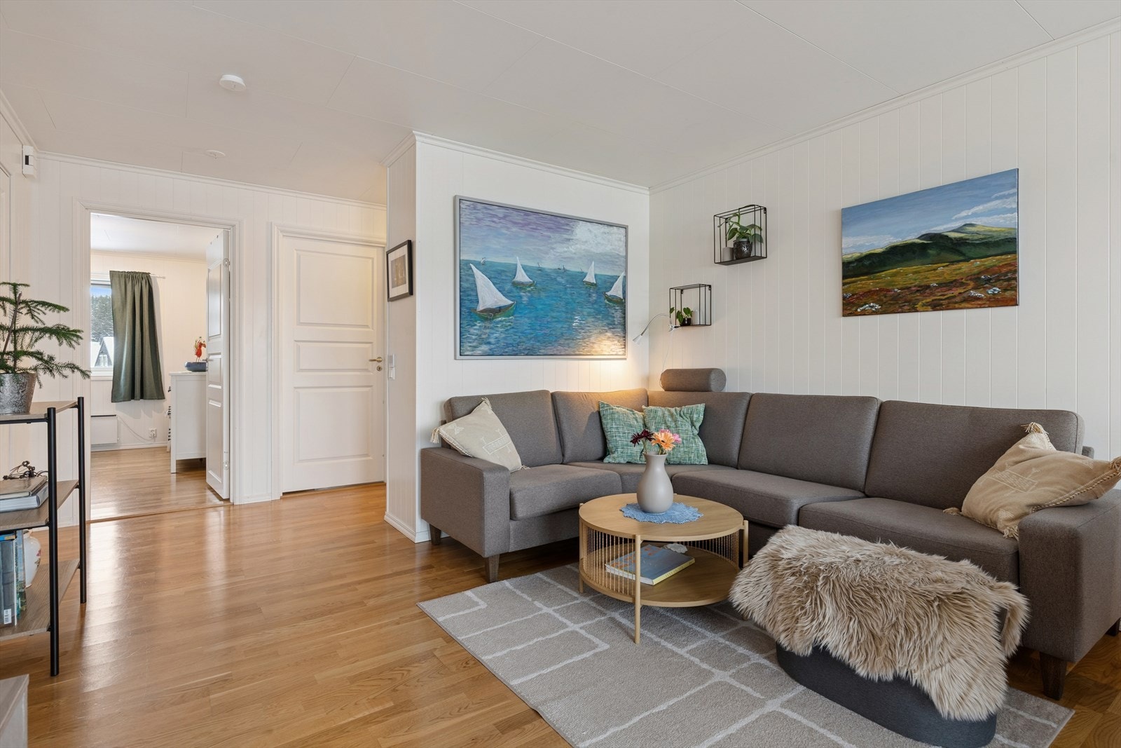 Det er vannbåren varme i entré, stue og kjøkken noe som gir fin og jevn varme. Galleribilde