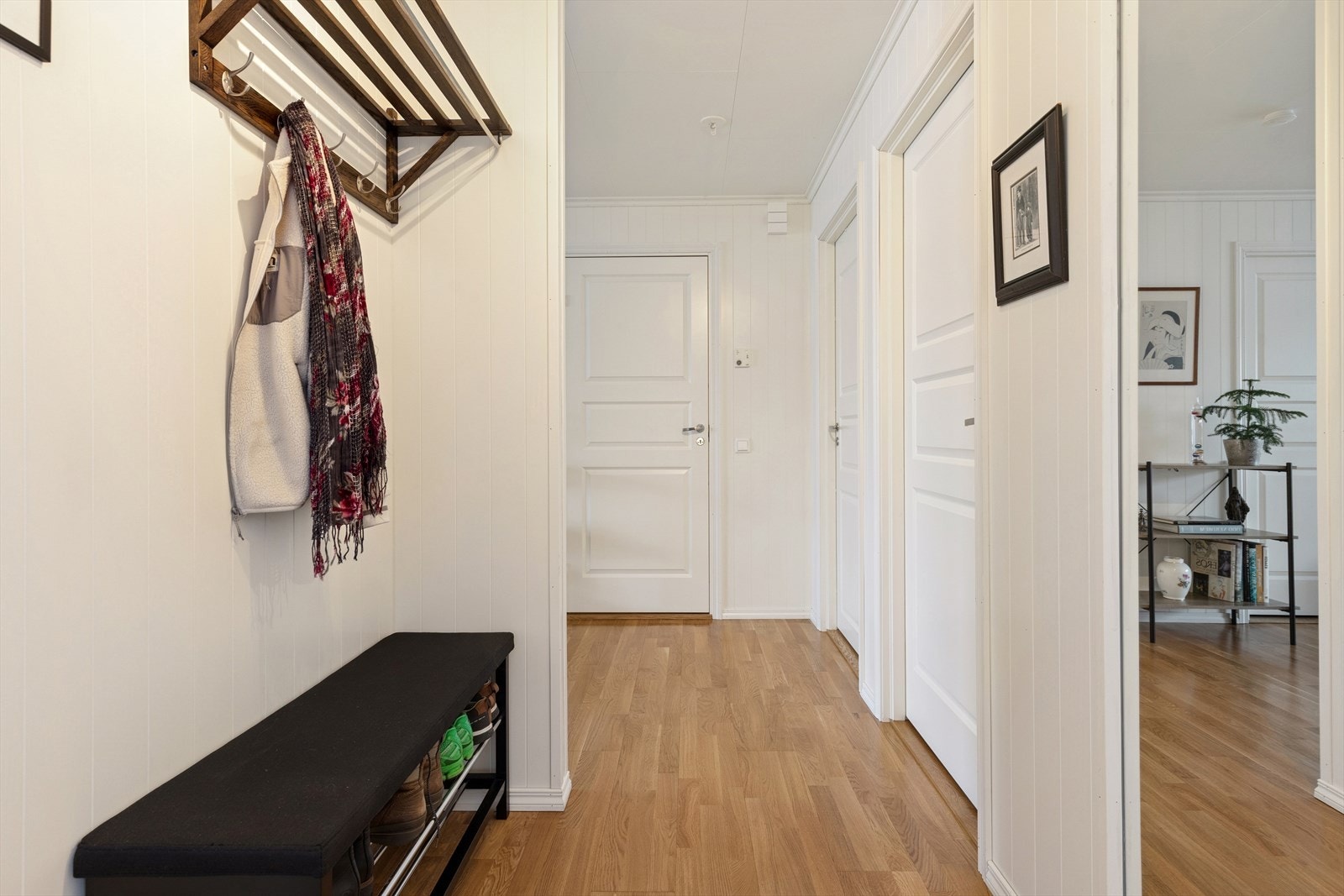 Her er det praktisk garderobeskap, plass til å henge fra seg yttertøyet og sette fra seg skoene. Galleribilde