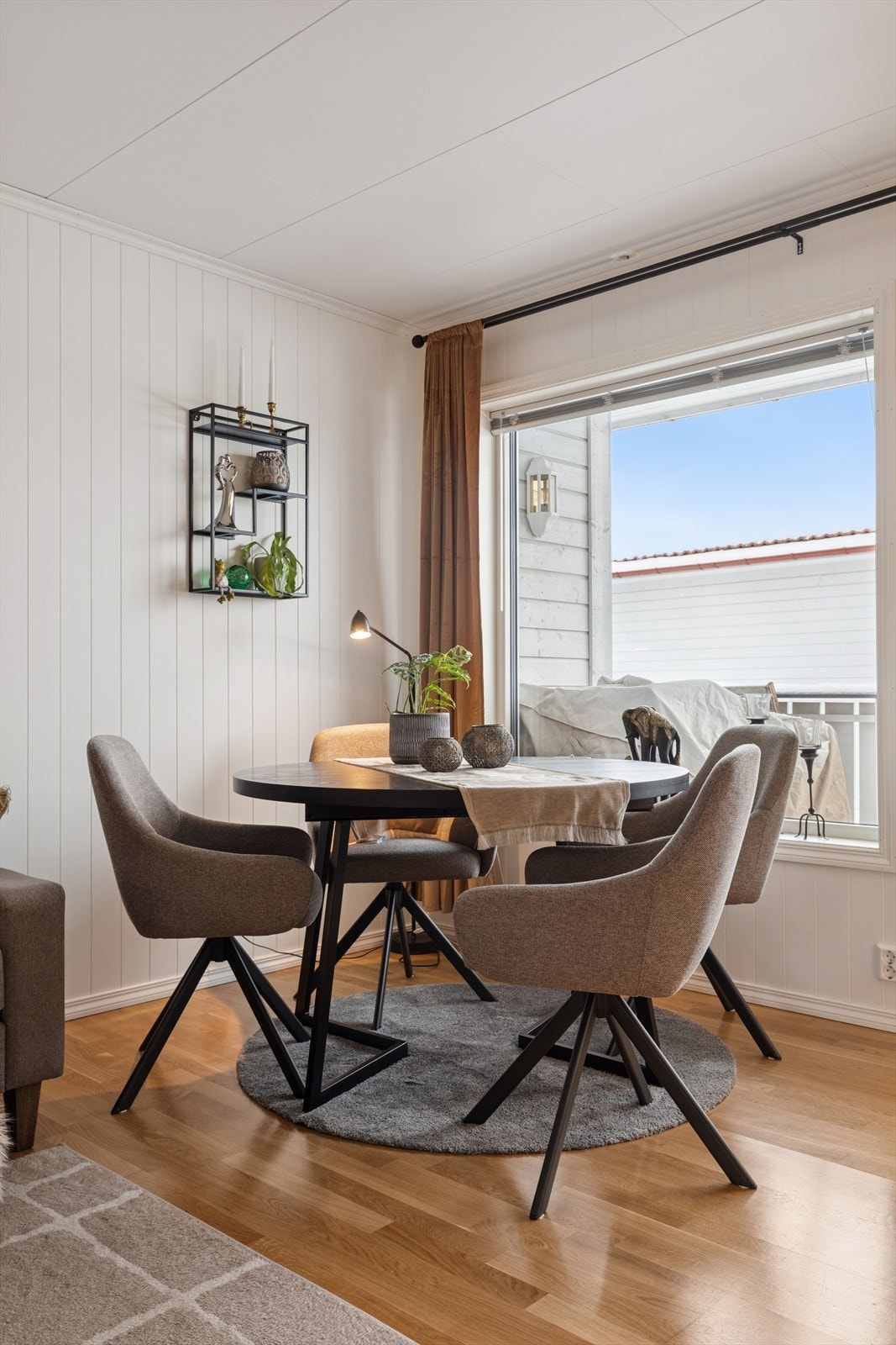 Store vinduer slipper inn rikelig med naturlig dagslys til stuen og spisestuen. Galleribilde