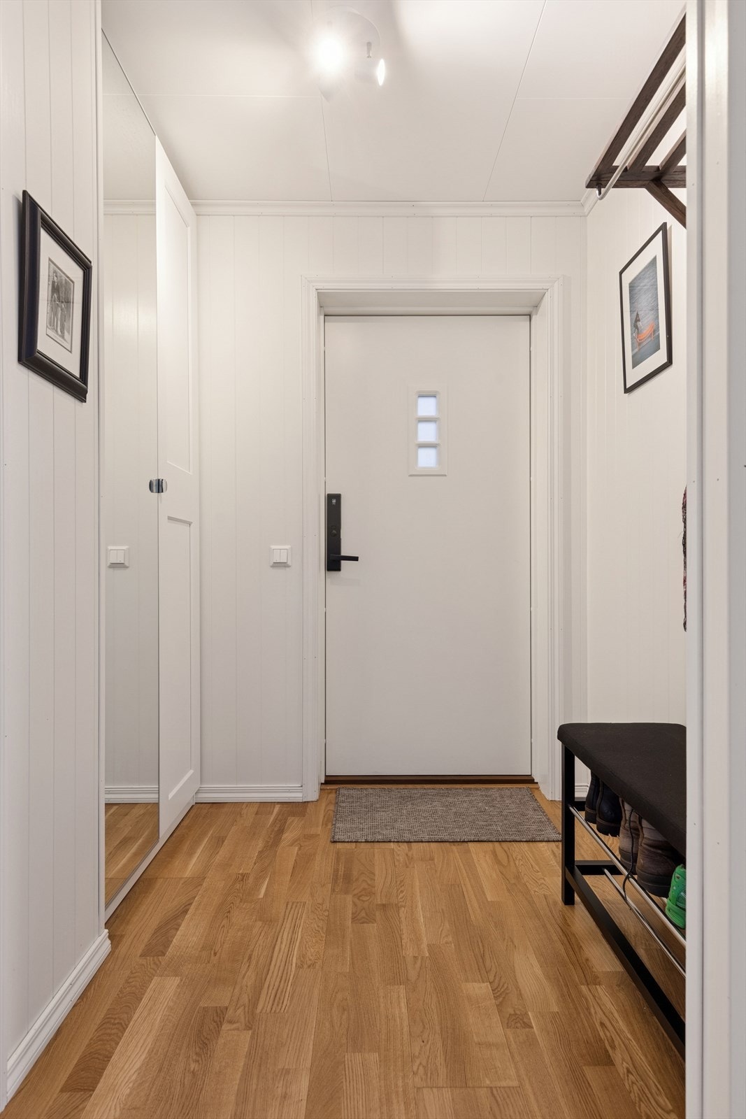 Fra overbygget inngangsparti, ønskes man velkommen inn til en arealeffektiv entré. Galleribilde