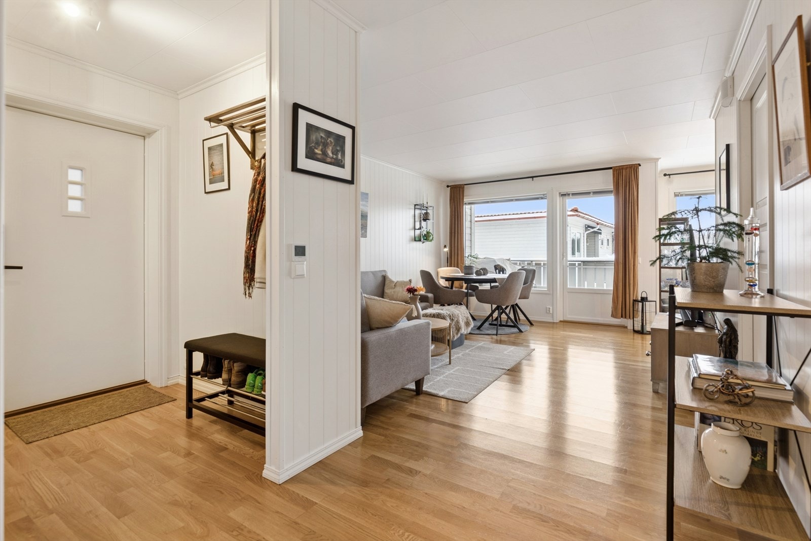 Boligen ligger i 2. etasje. Bygget ligger i et trivelig nabolag, nær fasiliteter og natur. Galleribilde