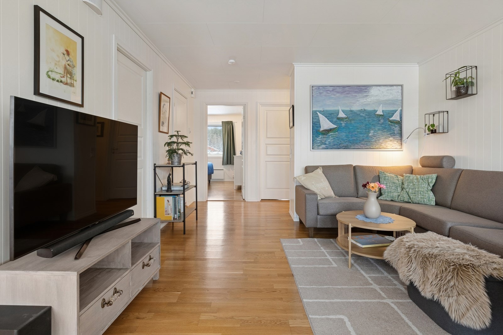 Det er god plass til multimediamøbel i stuen. Galleribilde