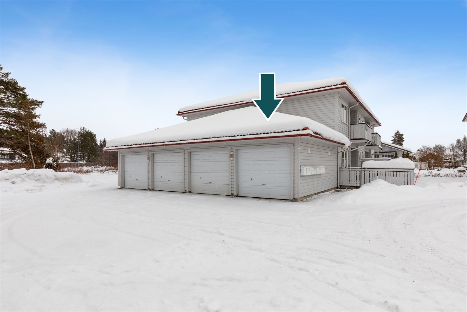 Det medfølger en garasjeplass i garasjerekke. Garasjen er isolert og har installert elektrisk port. I tillegg er det ekstra lagringsplass på hemsen, tilgjengelig via takluke innvendig i garasjen. Galleribilde