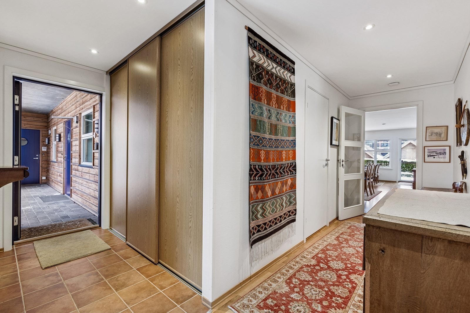 Inngangspartiet har godt med plass i skyvedørsgarderobe. Herfra har du adgang til soverommene, deretter videre til bad og ut i stue/spises
tue og kjøkken. Galleribilde