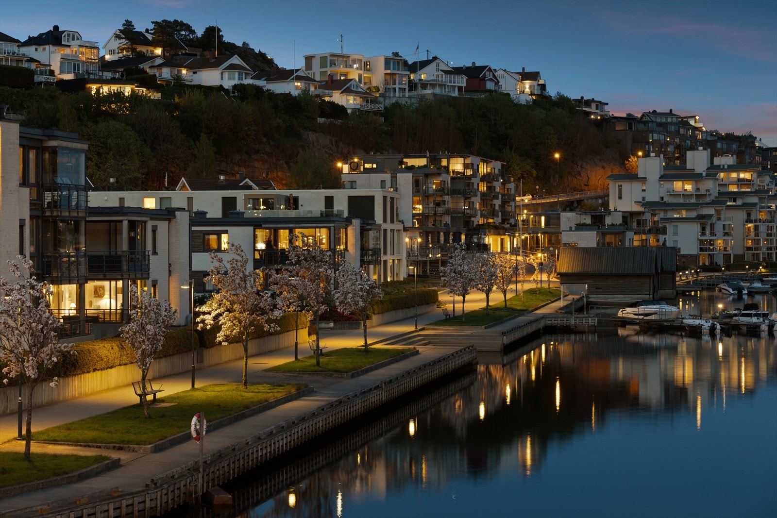 Området er kjent for sin rolige men sentrale beliggenhet. Det er kort avstand til det meste du trenger i hverdagen. Galleribilde