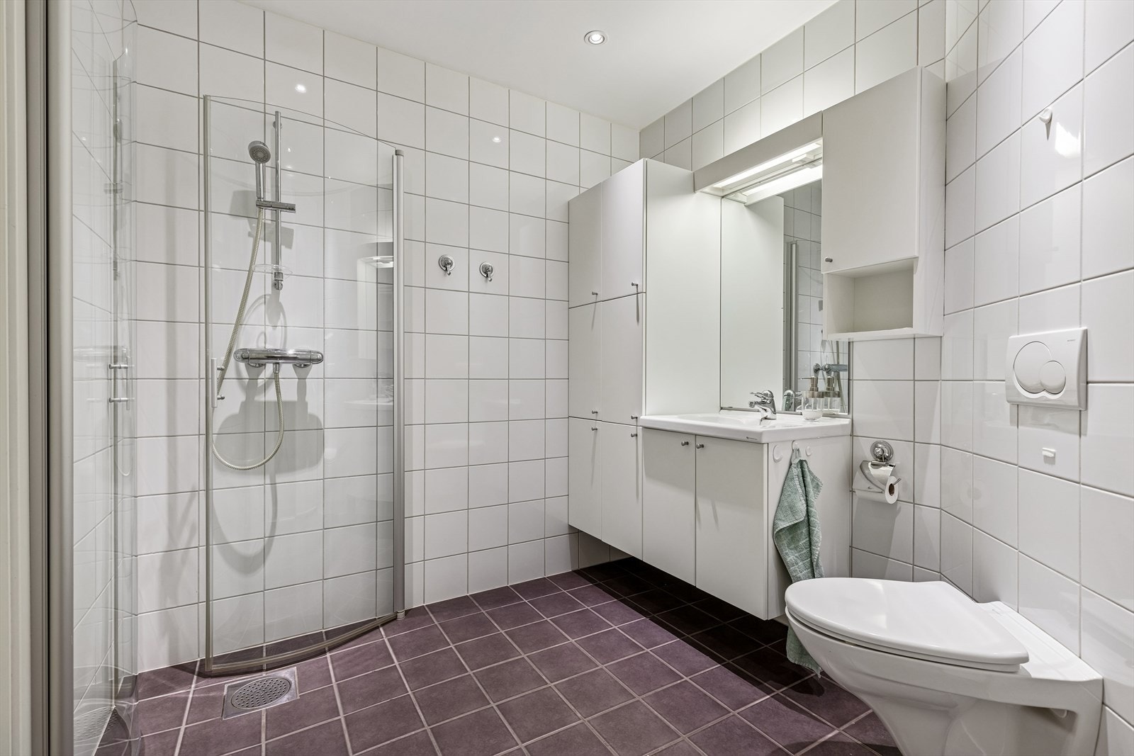 Badet er lyst og flislagt. Varme i gulv. Galleribilde