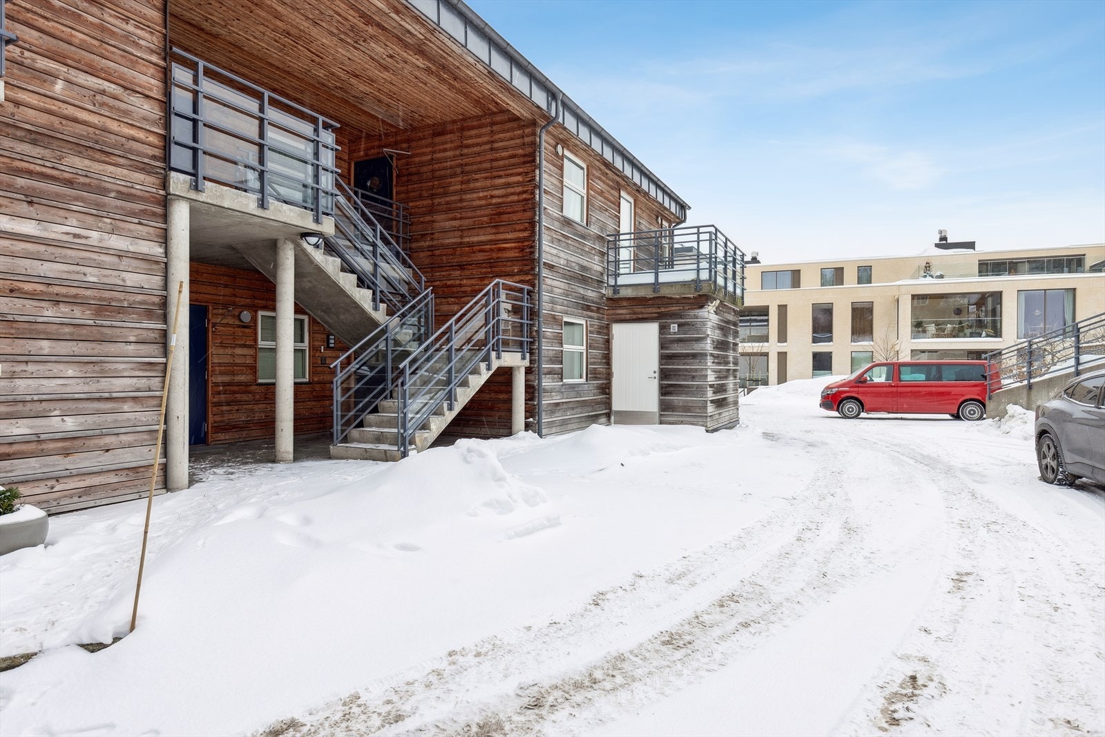 Det er også gjesteparkering tilknyttet sameiet. På langsiden av bygget, disse vises på visning. Galleribilde