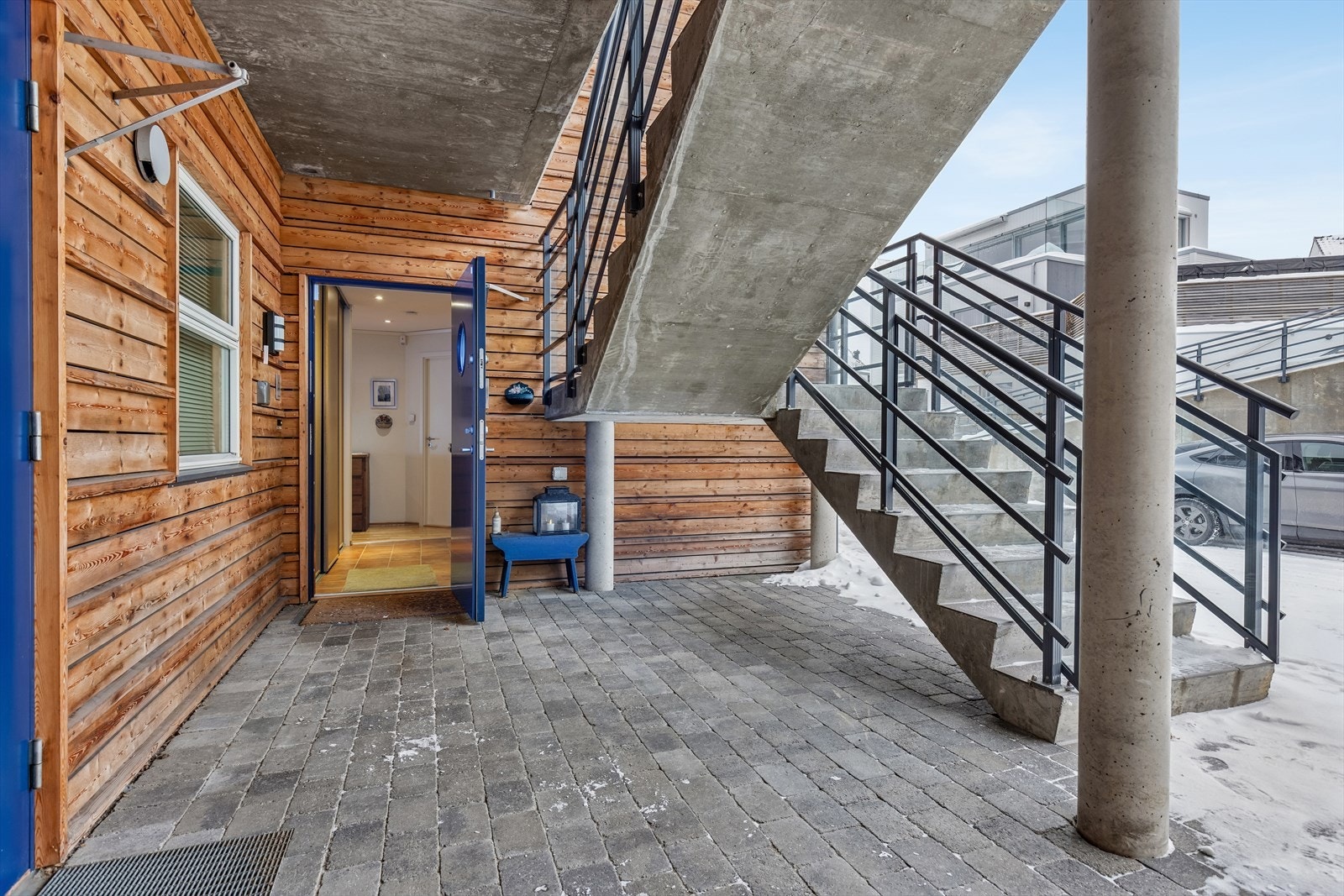 Velkommen inn - det er parkering i garasjeanlegget like utenfor døren. Trappefri adkomst. Galleribilde