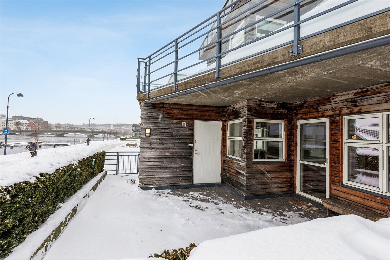 Praktisk med stor redskapsbod utenfor til hagemøbler og diverse. Det er også port til venstre, meget praktisk om du kommer gående. Galleribilde