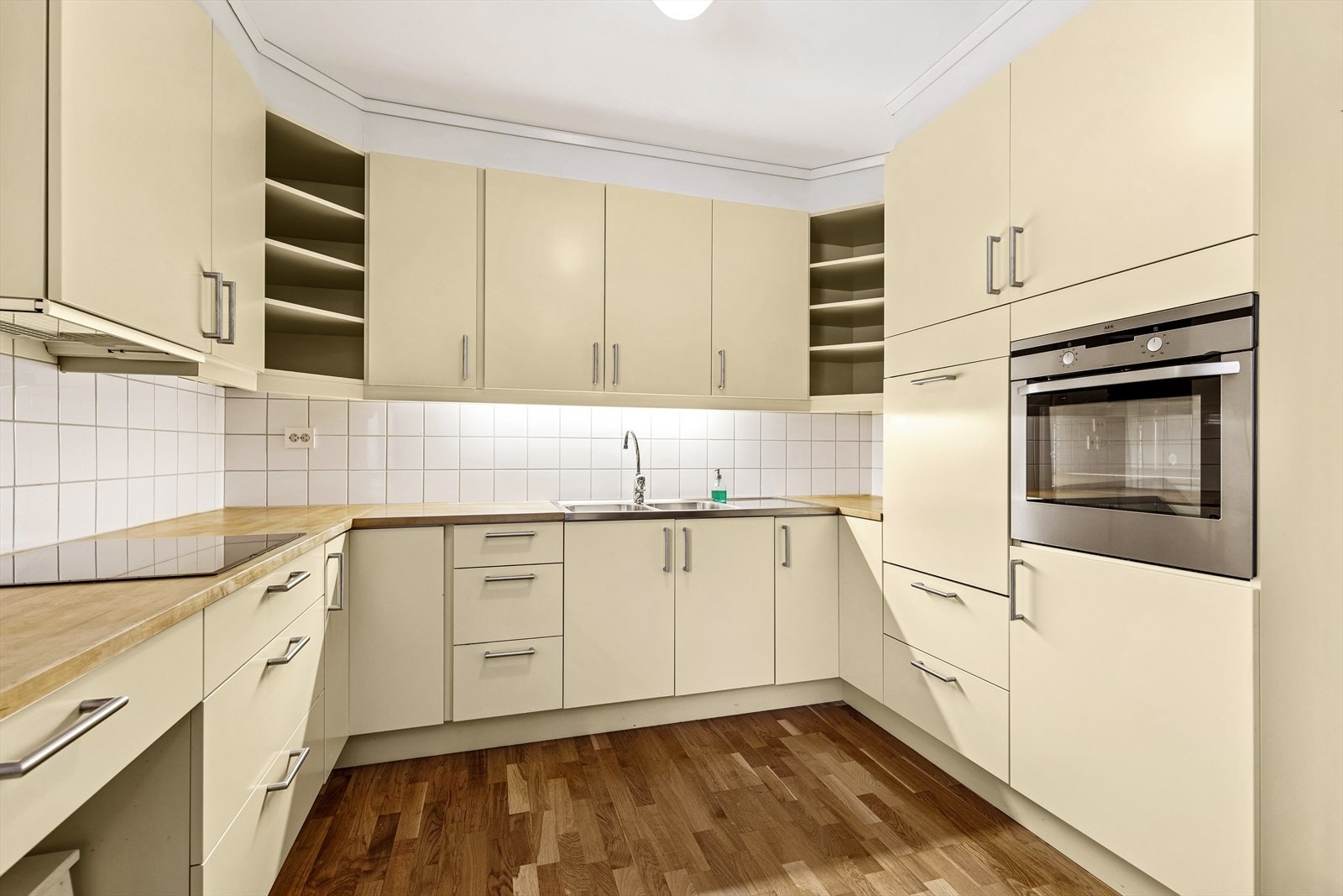 Kjøkkenet har godt med skap og benke plass. Integrerte hvitevarer medfølger salget. Galleribilde