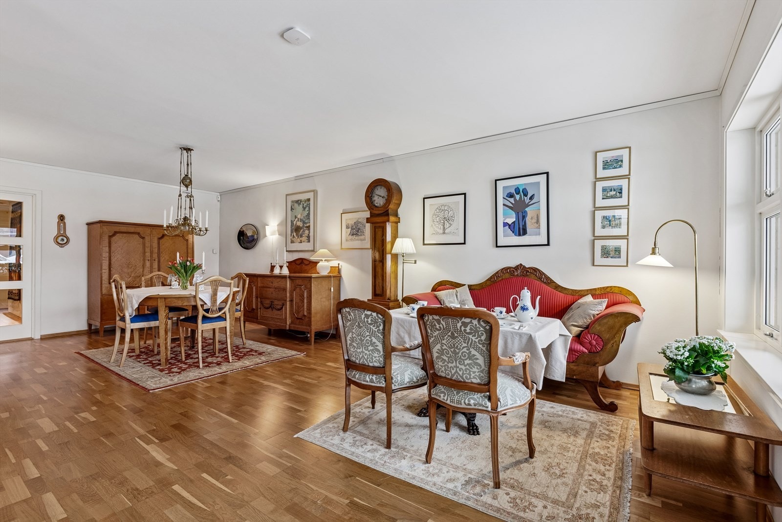 Stuen er lys og med store vindusflater får du en god romfølelse. Galleribilde