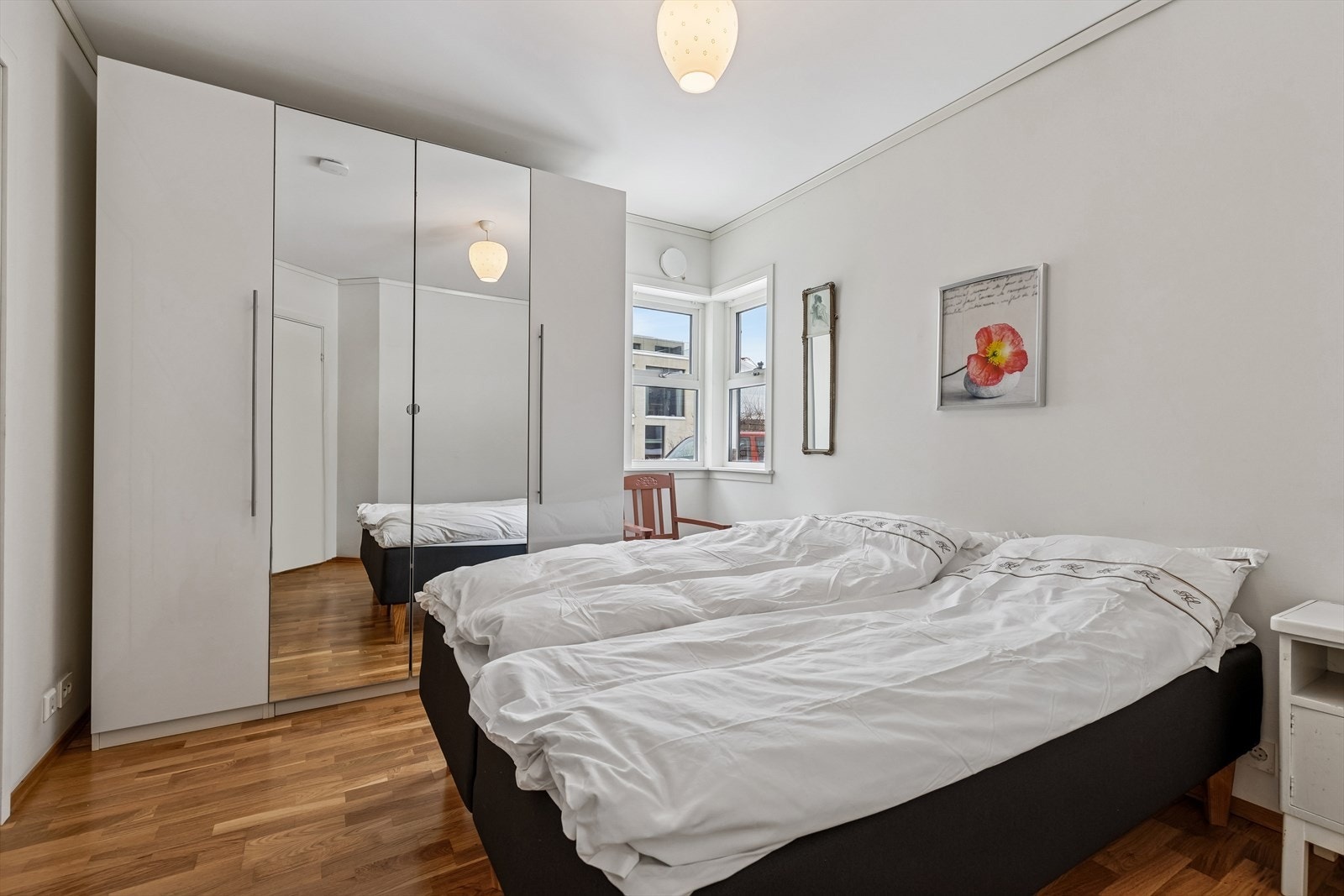 Soverom 1. God plass til dobbeltseng og garderobeskap. Galleribilde