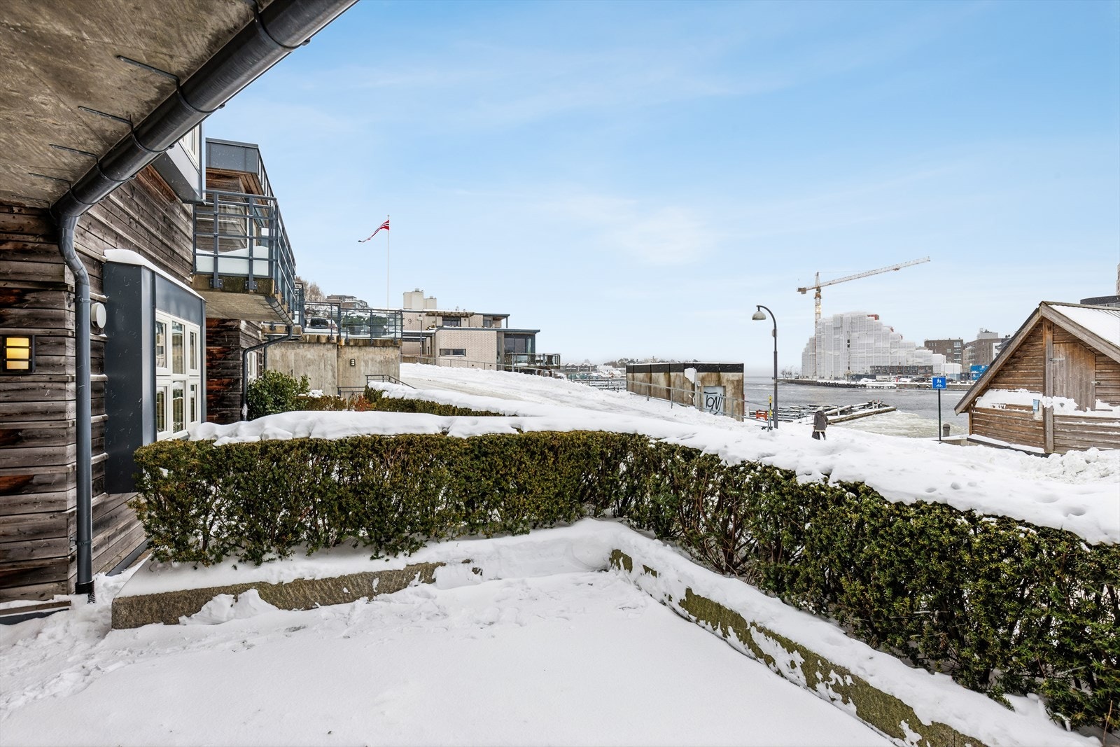 Det er god plass til hagegruppe på platting - her er det også gode solforhold. Galleribilde