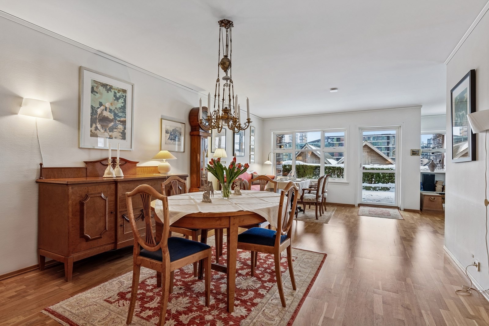 Det er naturlige soner i stuen med god plass til sittegruppe og sofakrok. Møbler til løsningen du selv ønsker. Galleribilde