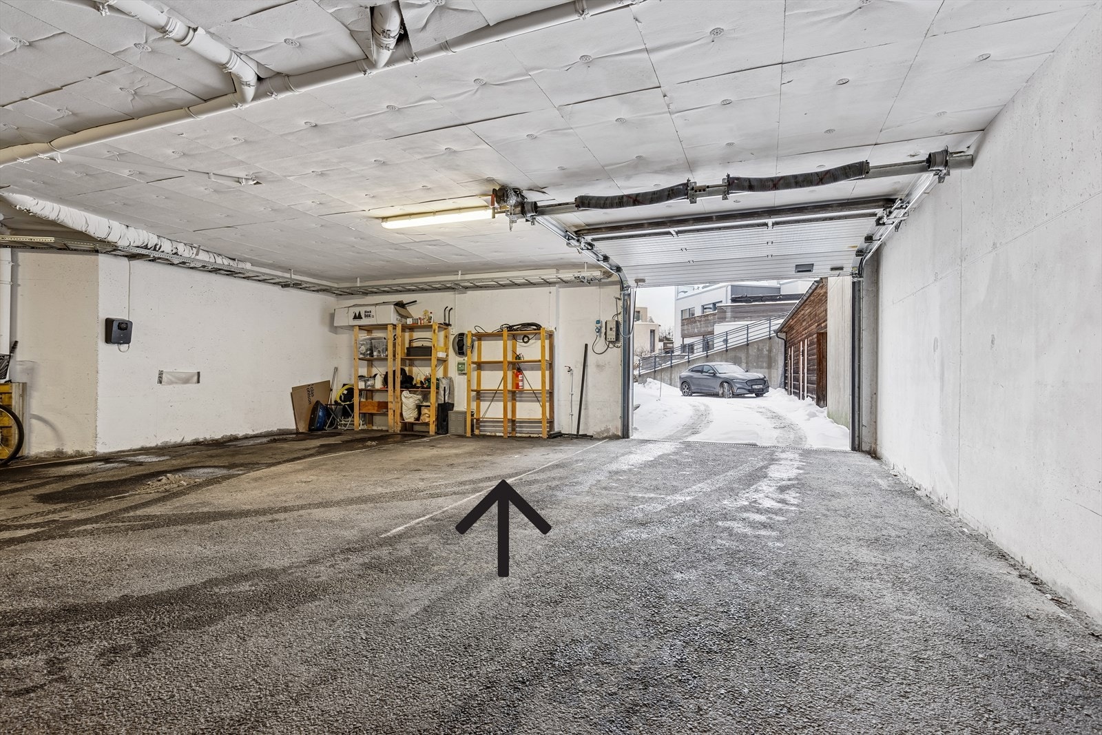 Parkering i lukket anlegg med lader til elbil. Galleribilde