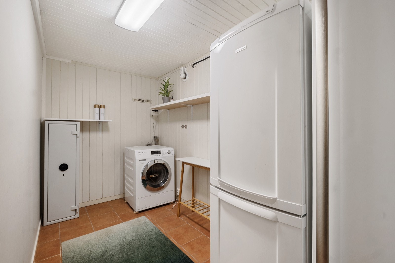 Kjelleren byr også på bod med opplegg for vaskemaskin tilhørende hovedboligen Galleribilde