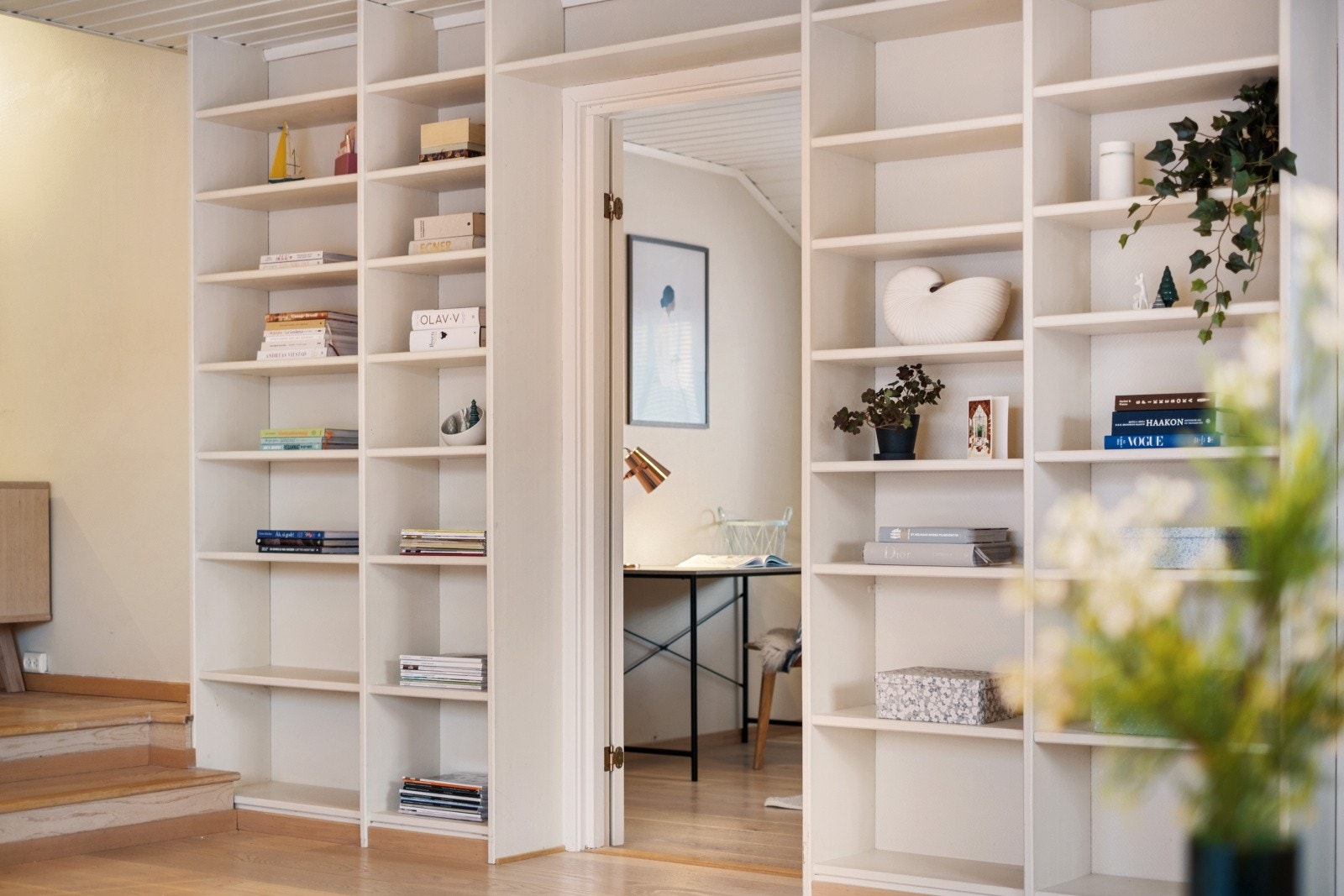 Legg spesielt merke til de plassbygde hyllene Galleribilde