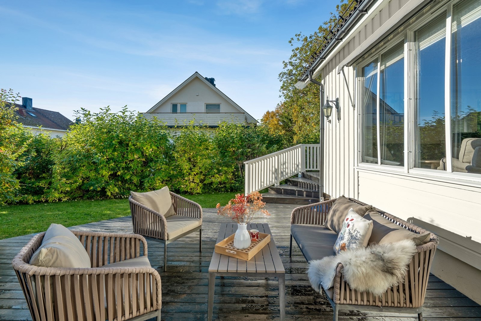 Selger opplyser: Om sommeren kommer solen til terrassen/hagen tidlig på formiddagen, og blir der hele dagen - Kveldssol på veranda Galleribilde