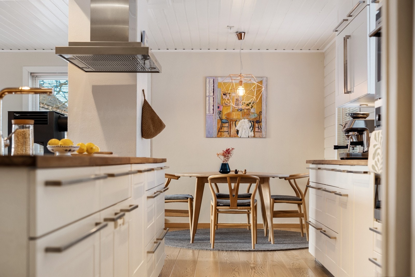 Kjøkkenet har en påkostet innredning fra 2008 (Kvik) med hvite profilerte fronter og benkeplate i heltre Galleribilde