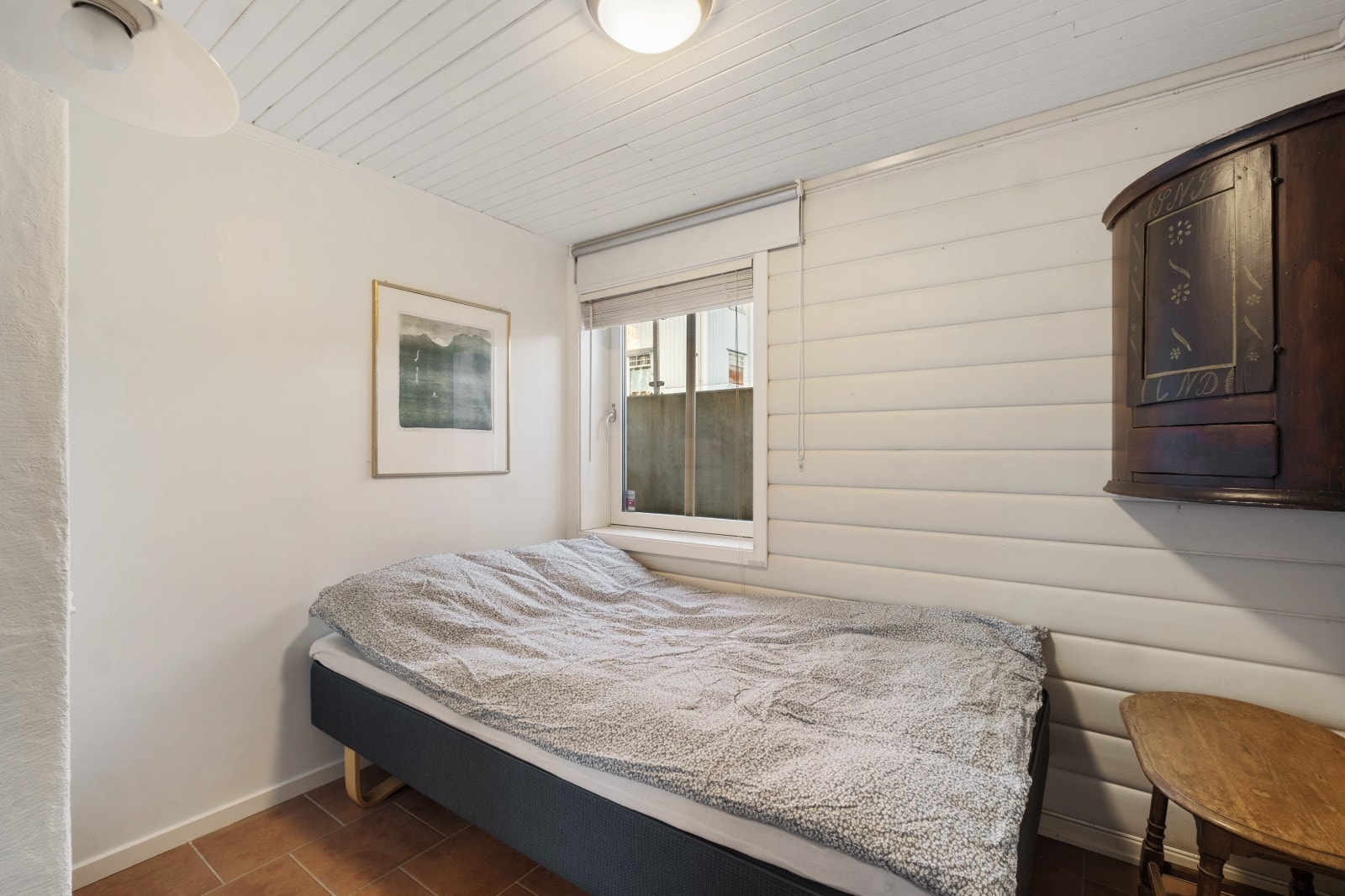 Soverommet i hybelen gir god plass til seng og har stort vindu Galleribilde