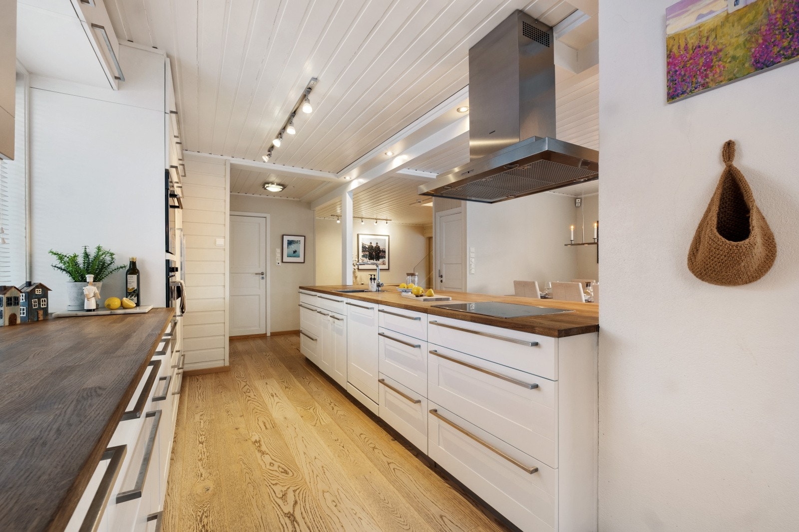 De integrerte hvitevarene medfølger og består av kjøleskap, oppvaskmaskin, 2 komfyrer og induksjonstopp (Kjøleskap og oppvaskmaskin av nyere dato) Galleribilde