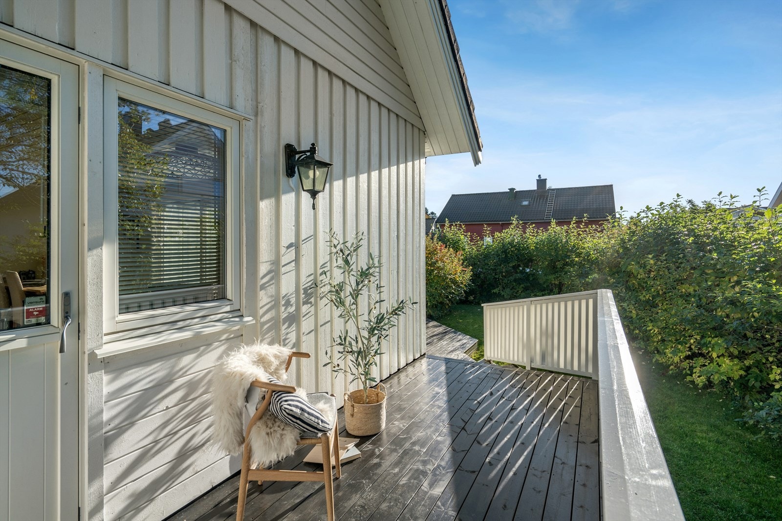 Det er utgang fra kjøkken/spisestue til verandaen Galleribilde