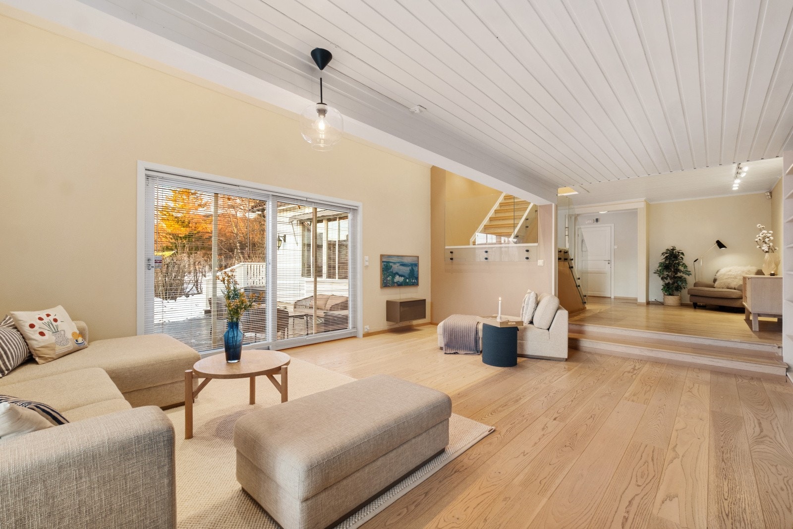 Stue og kjøkken er utført med et pent enstavs eikeparkettgulv og slette veggflater i moderne farger Galleribilde