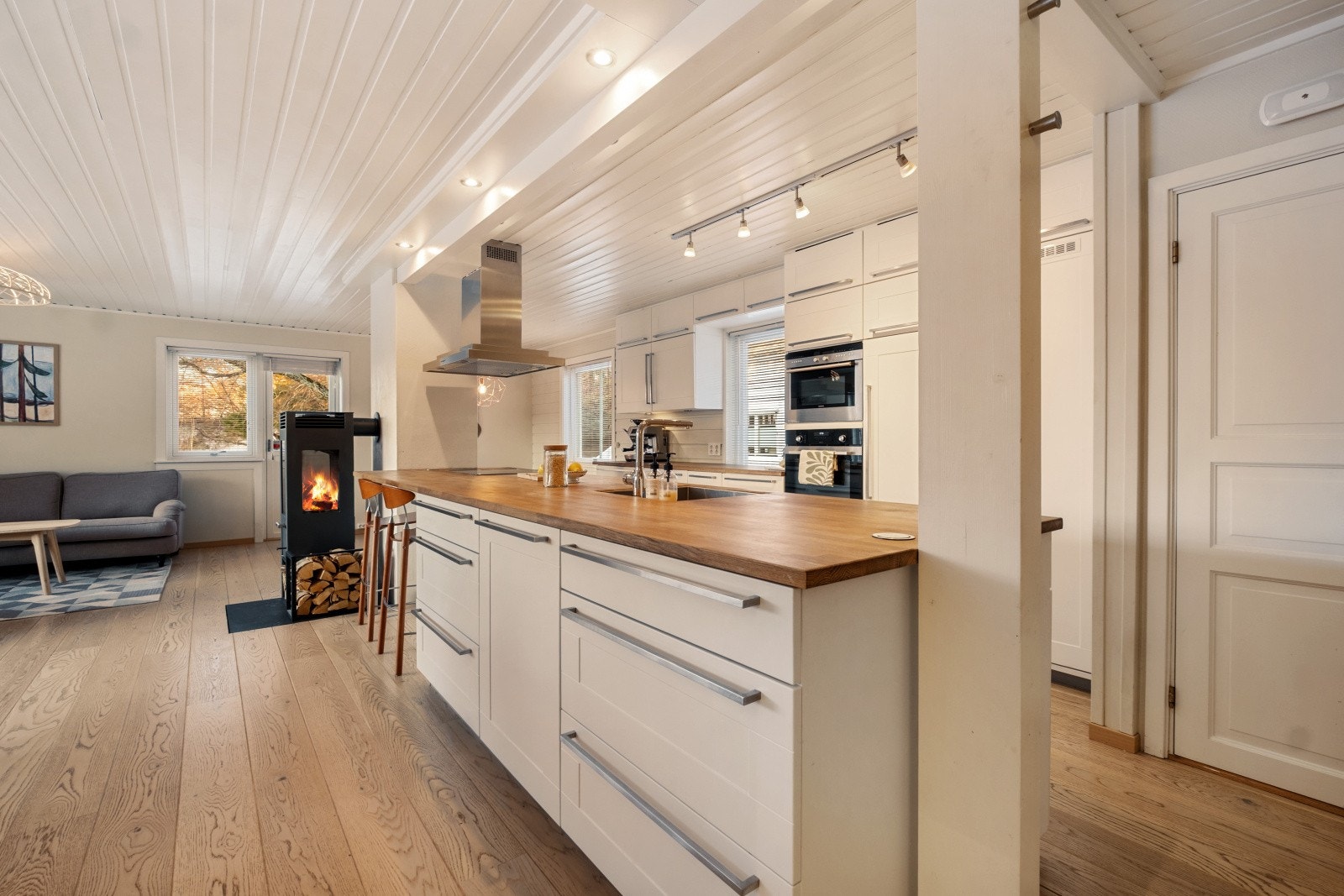 Kjøkkenøyen gir deg ekstra mye skap- og benkeplass og i tillegg er det en sosial barløsning Galleribilde