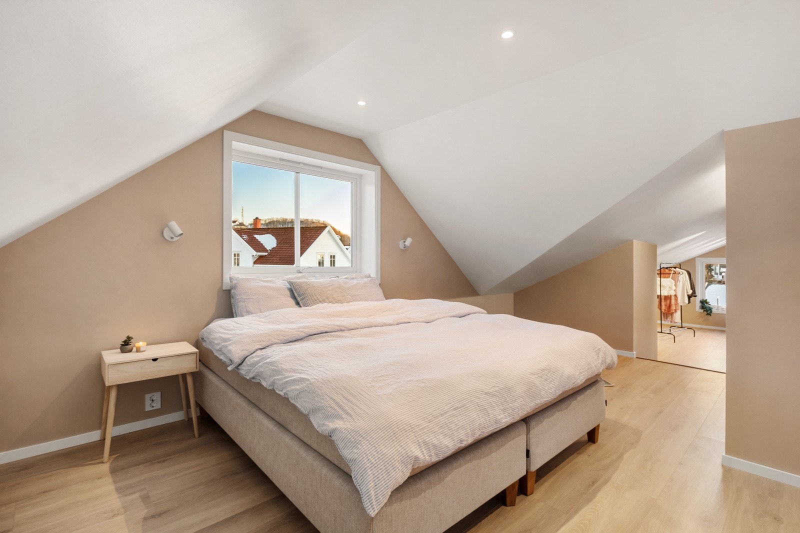 Soverom III - Hovedsoverommet er innbydende og svært romslig Galleribilde