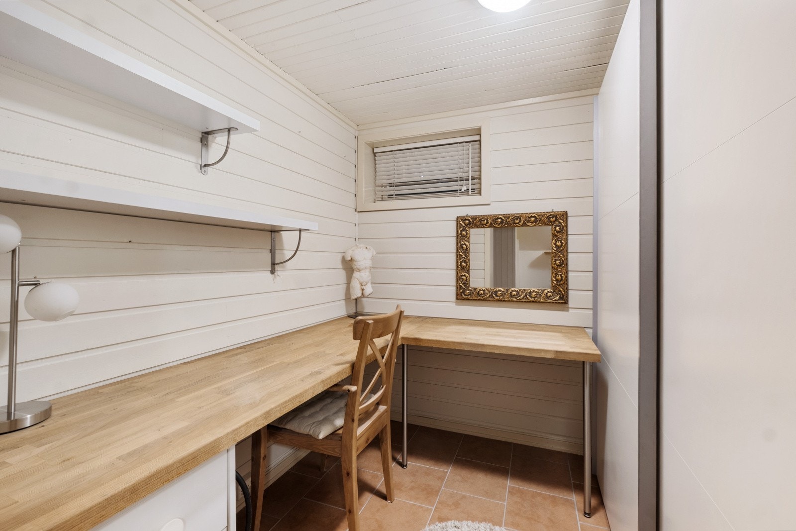 Bod i hybelen med skyvedørsgarderobe Galleribilde